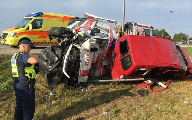Murastes põrkasid kokku kiirabiauto ja sõiduauto.