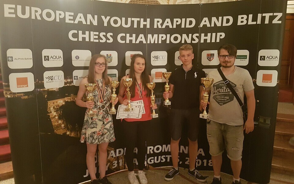 Tallinna Maleklubi noored maletajad Grete Olde, Margareth Olde, Kirill Chukavin ning koondise treener Roman Jezov