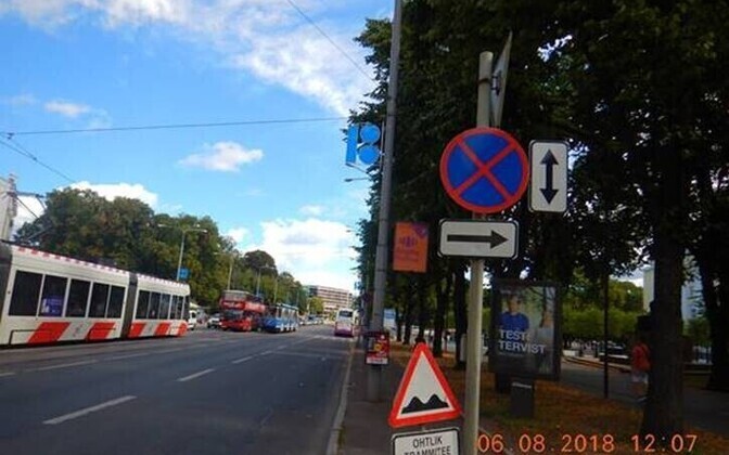 Экскурсионные автобусы в Таллинне часто нарушают правила остановки и стоянки.