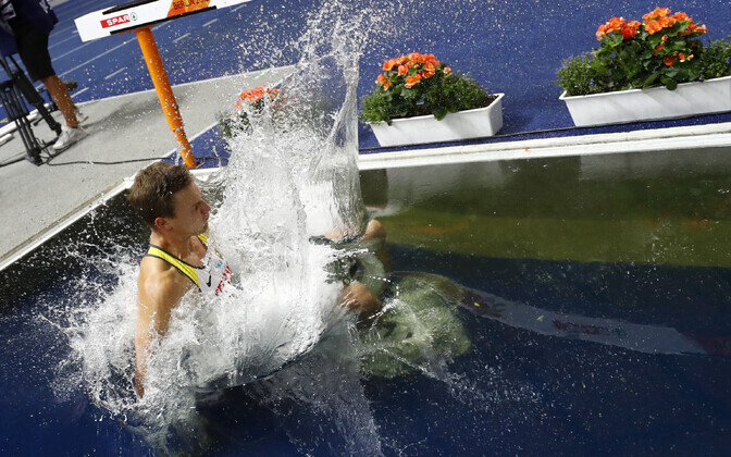 Thomas Röhler tähistas kullavõitu suplusega takistusjooksu veetakistuses.