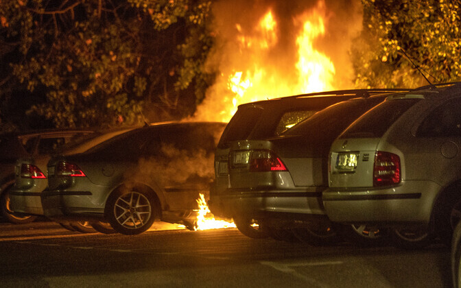 Массовый поджог автомобилей в Швеции.