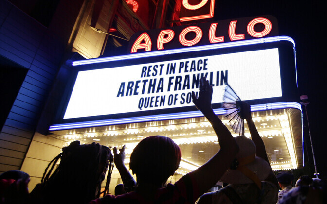 Fännid mälestavad Aretha Franklinit USA suurlinnade tänavatel