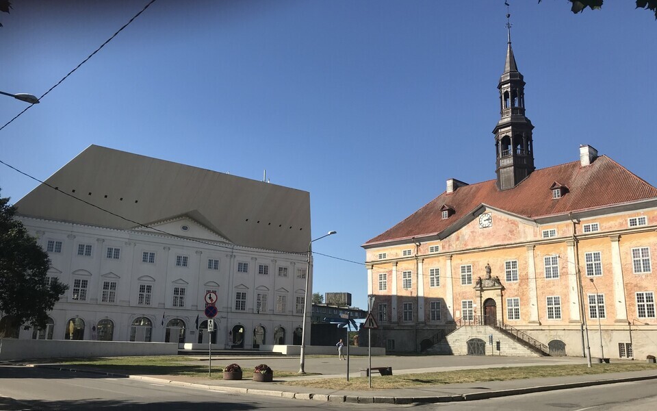 TÜ Narva kolledž ja Narva raekoda.