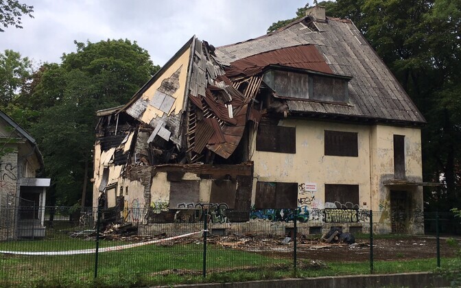 Lagunev hoone Tallinnas Narva mnt 96 pärast katuse sisse varisemist.