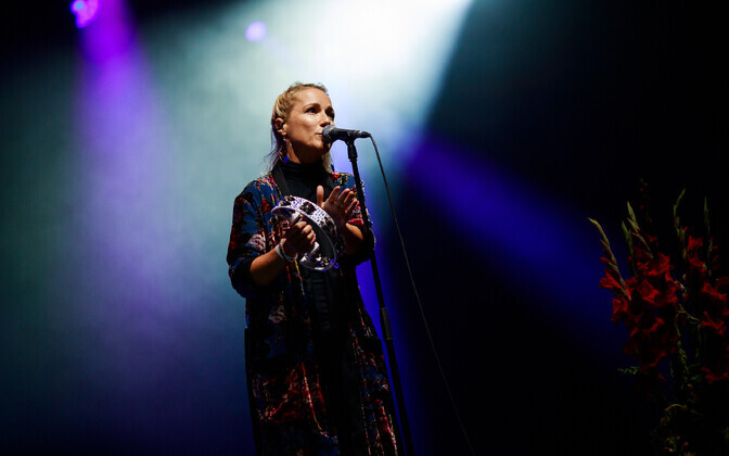 Kultuuröö lõpetas piduliku soolokontserdiga Vabaduse väljakul Lenna Kuurmaa bänd.