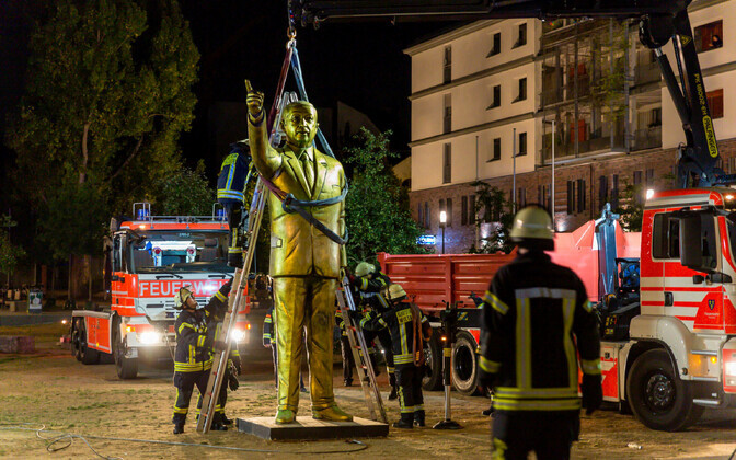 Saksa linnas tekitas elevust kuldset värvi Erdogani skulptuur