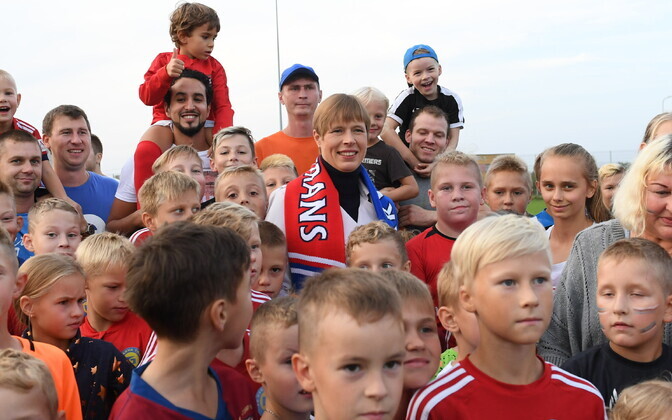 Керсти Кальюлайд на футбольном матче в Нарве.