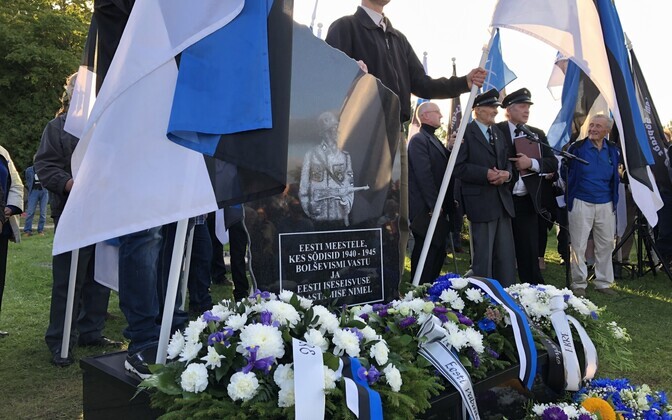 В акции приняли участие несколько сотен человек.