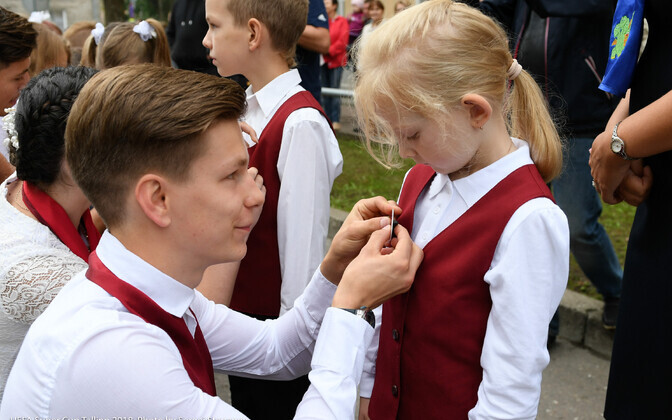 Торжественная линейка в Нарвской Ваналиннаской государственной школе.