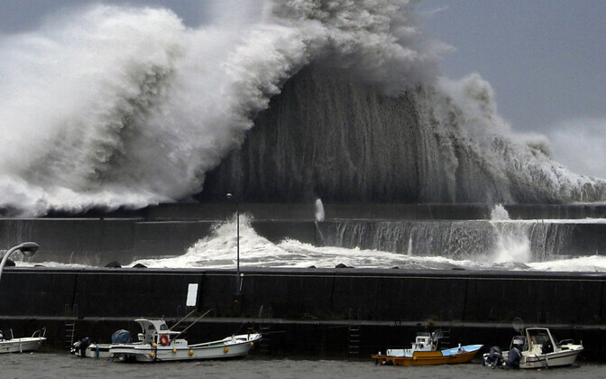 На Японию обрушился тайфун Джеби.
