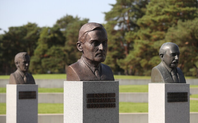 Endel Lippmaa büst TTÜ juures