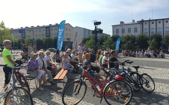 Rakverelased kuulasid rattaga sõites Klassikaraadio saadet 