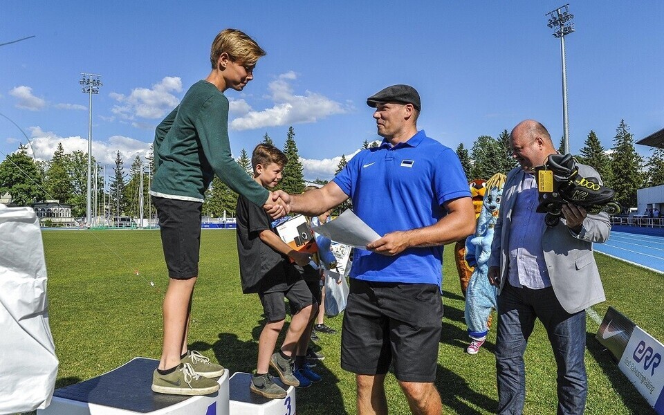 Gerd Kanter 47. hooaja finaaletapil autasustamas