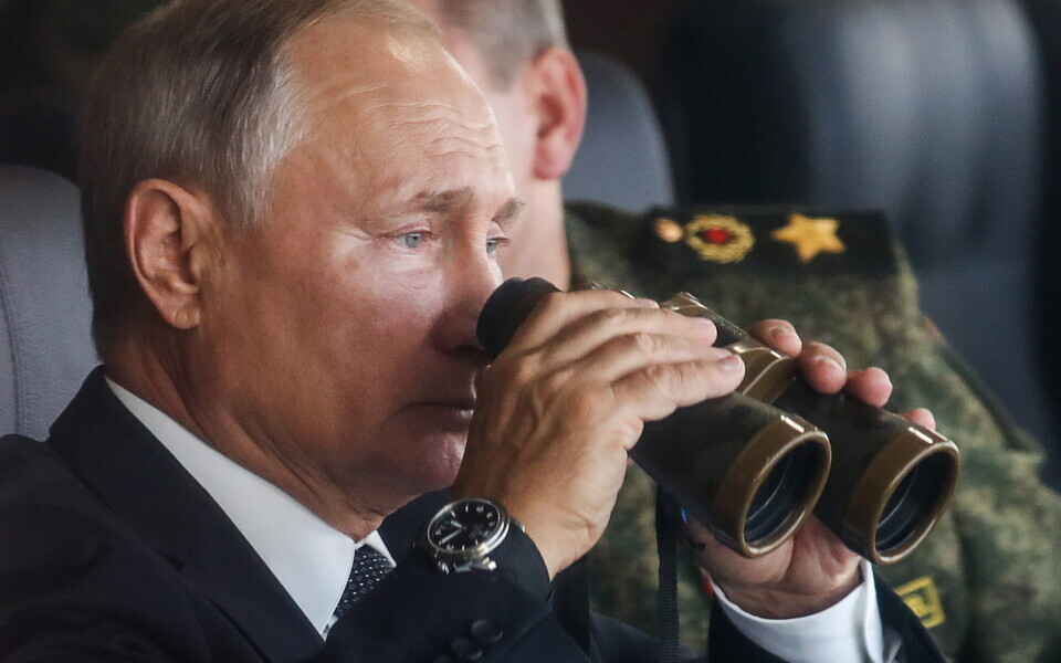 Владимир Путин наблюдает за учениями.