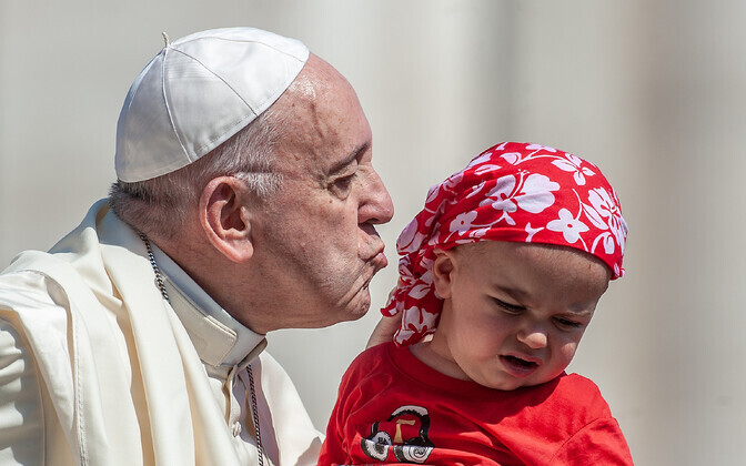 Paavst suudlemas beebit Vatikanis Püha Peetruse väljakul