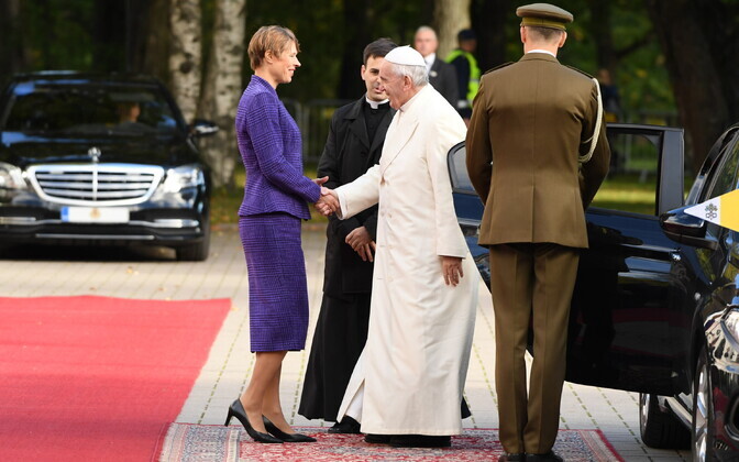 President Kaljulaid greets Pope Francis at Kadriorg on Tuesday. 25 September 2018.