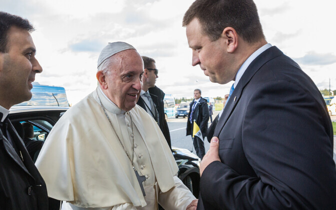 Prime Minister Jüri Ratas (Centre Party, right of photo) sees off Pope Francis on 25 September 2018. Mr. Ratas will need more than papal approval if he's to weather the storms leading up to the March 2019 elections.