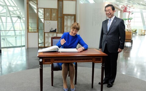 Kersti Kaljulaid being presented with honorary citizenship of Seoul by the city's mayor, Park Won-soon, himself an Estonian e-Resident.