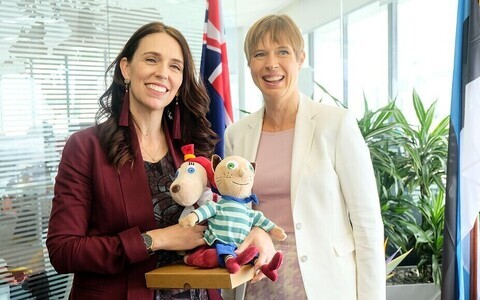 President Kaljulaid (right) presented Jacinda Ardern, who recently gave birth, with two dolls based on a popular Estonian animation.