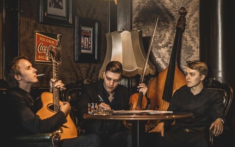 Исполняющий цыганский джаз эстонский ансамбль Titoks.