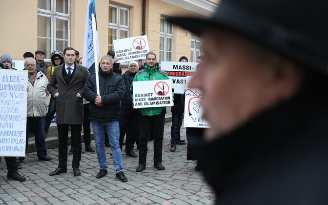 EKRE pikett ränderaamistiku vastu Stenbocki maja ees