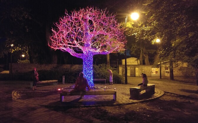 Metallist puu, mille võrasse on peidetud pillid.