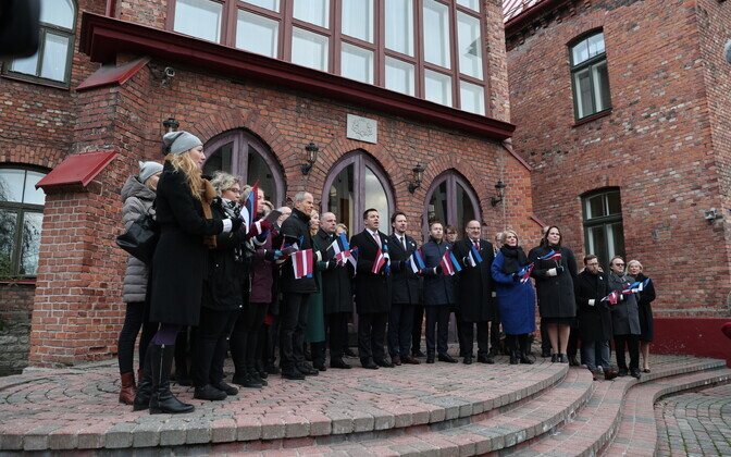 Valitsus laulab Läti auks.