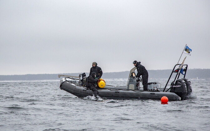Mereväe miinituukrid lõhkasid Naissaare lähistel seitse mürsku.