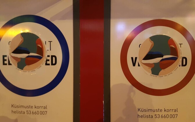 Плакаты со стикерами.