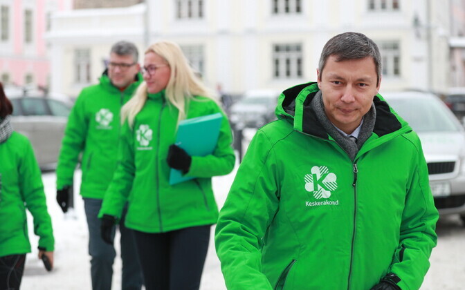 Mihhail Kõlvart valimiskampaaniat tegemas. Tagaplaanil Kadri Simson ja Mihhail Korb.