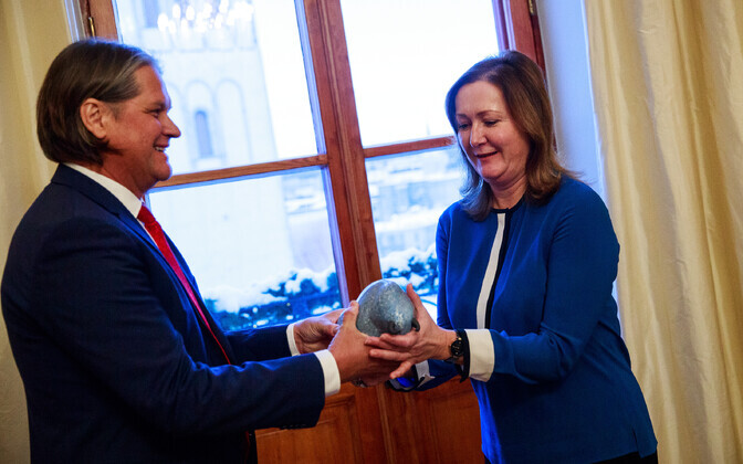 Финский скульптор Йоуни Пункки подарил Эстонии бетонного быка.