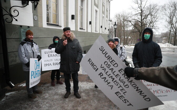 Elurikkuse erakond valimisdokumente viimas