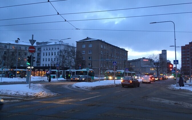 Autode plekimõlkimine häiris bussiliiklust.