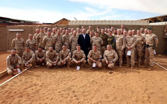 Kaitseminister Luik kohtus Malis teenivate Eesti kaitseväelastega.