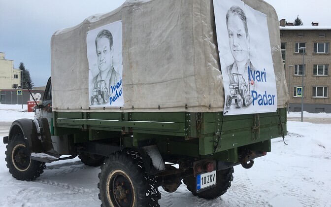 Автомобиль с портретом Ивари Падара в Выру.