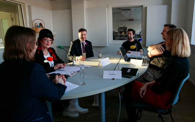 Viivi-Helbe Peljuhhovska Eestimaa Ühendatud Vasakparteist, Hanno Pevkur Reformierakonnast, Aleksander Laane Eestimaa Rohelistest, Kuido Nõmm Vabaerakonnast ning Riina Sikkut sotsidest Vikerraadio esimeses 