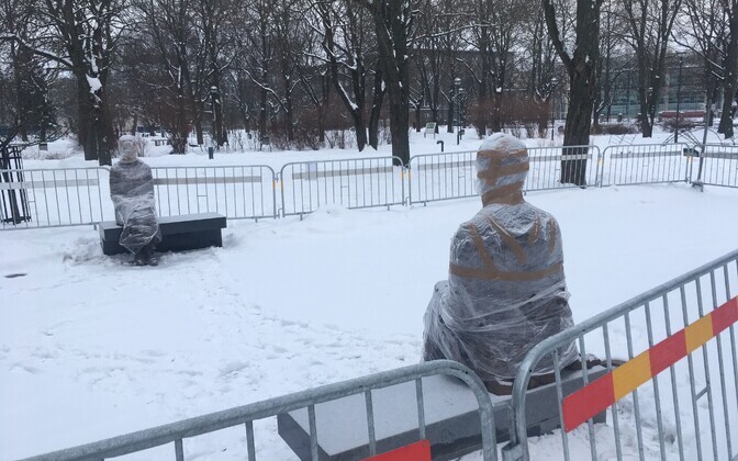 Lenderite kujud Politseiaia pargis