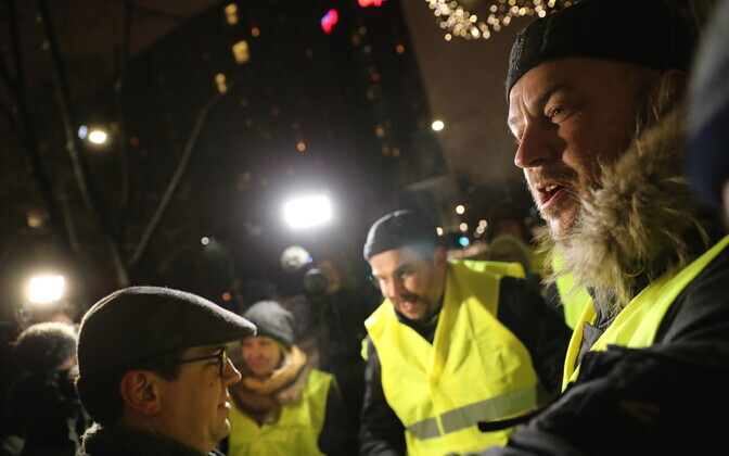 Artur Talvik protestimas telemaja ees.