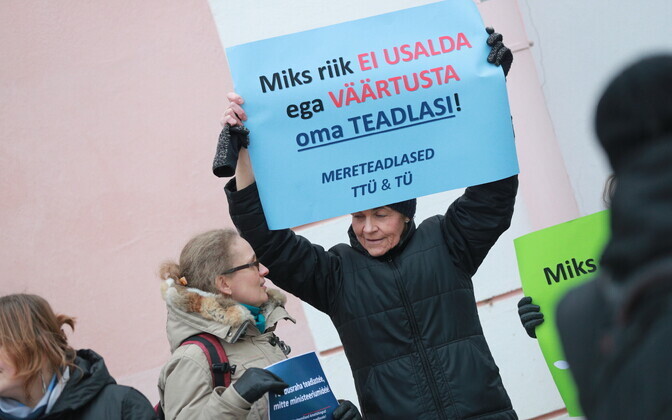 Ученые и студенты провели акцию протеста у дома Стенбока
