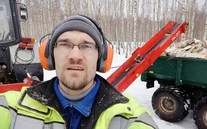 Maido Mustimees Setomaa metsade vahel tööhoos Vikerraadiot kuulamas