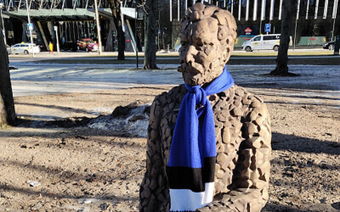 Памятники в центре Таллинна украсили к Дню независимости сине-черно-белыми шарфами.