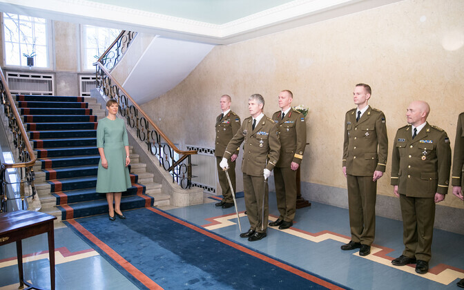 Офицерский меч под номером 0001.