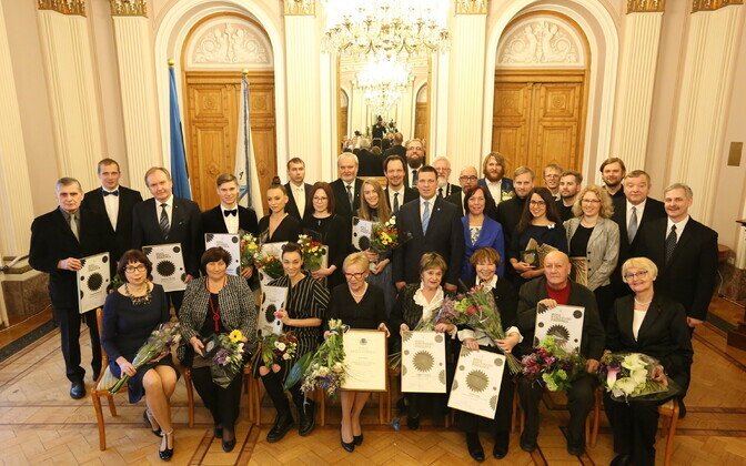 Valitsus andis üle riiklikud preemiad.