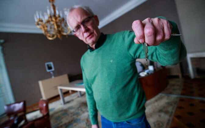 Эйки Нестор готовится передать ключи от своего кабинета следующему спикеру.