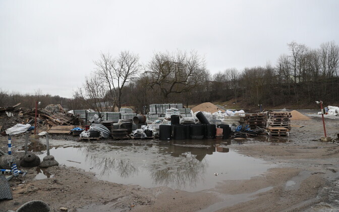 Строительные отходы рядом с новым зданием суда.