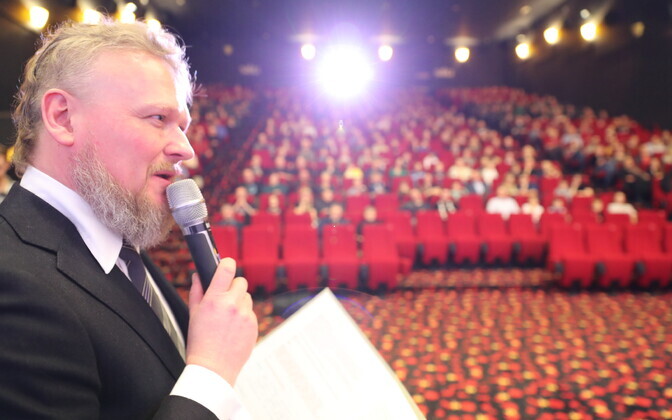 Esilinastus koguperefilm 