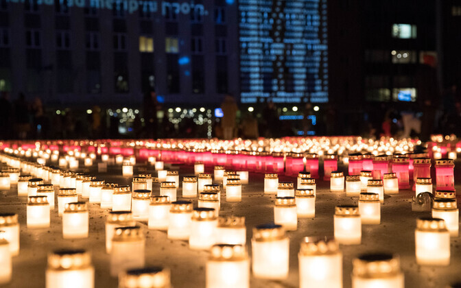 Küünalde süütamine märtsiküüdistamise aastapäeval