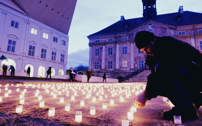 Candles being lit in Narva's Town Hall Square in memory of those deported in March 1949. 25 March 2019.