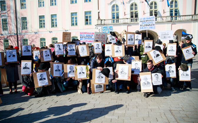 Riigikogulasi võtsid vastu meeleavaldajad