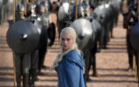 Kõrgvalüüria keelt kõneleb sarjas Daenerys Targaryen, keda kehastab Emilia Clark.